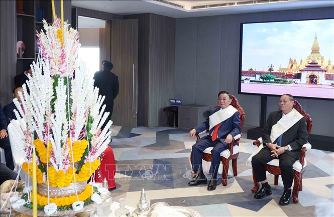 Thường trực Ban Bí thư Trần Cẩm Tú và Thường trực Ban Bí thưTrung ương Đảng nhân dân Cách mạng Lào Vilay Lakhamphong dự Lễ buộc chỉ cổ tay truyền thống. Ảnh: Phương Hoa - TTXVN