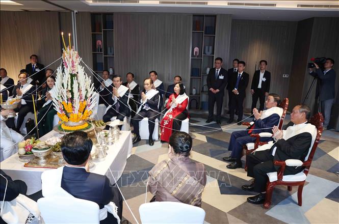 Thường trực Ban Bí thư Trần Cẩm Tú và Thường trực Ban Bí thưTrung ương Đảng nhân dân Cách mạng Lào Vilay Lakhamphong dự Lễ buộc chỉ cổ tay truyền thống. Ảnh: Phương Hoa - TTXVN