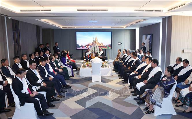 Đại biểu tham dự Lễ buộc chỉ cổ tay truyền thống. Ảnh: Phương Hoa - TTXVN