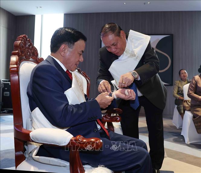 Thường trực Ban Bí thư Trần Cẩm Tú dự Lễ buộc chỉ cổ tay truyền thống của Lào. Ảnh: Phương Hoa - TTXVN