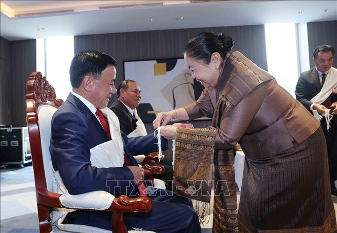 Thường trực Ban Bí thư Trần Cẩm Tú dự Lễ buộc chỉ cổ tay truyền thống của Lào. Ảnh: Phương Hoa - TTXVN