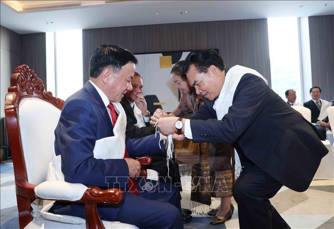 Thường trực Ban Bí thư Trần Cẩm Tú dự Lễ buộc chỉ cổ tay truyền thống của Lào. Ảnh: Phương Hoa - TTXVN