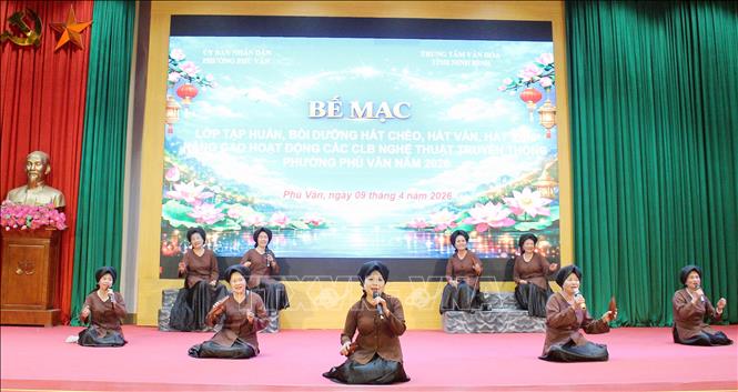 Tiết mục hát xẩm Trăng sáng vườn chè tại lễ bế giảng. Ảnh: Nguyễn Chinh - TTXVN