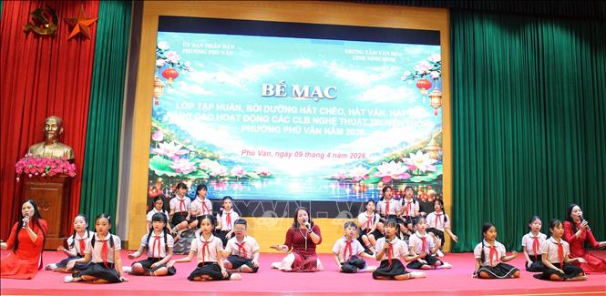Tiết mục hát xẩm Miền quê của giáo viên và học sinh Trường Tiểu học Lê Hồng Phong, phường Phù Vân (Ninh Bình). Ảnh: Nguyễn Chinh – TTXVN