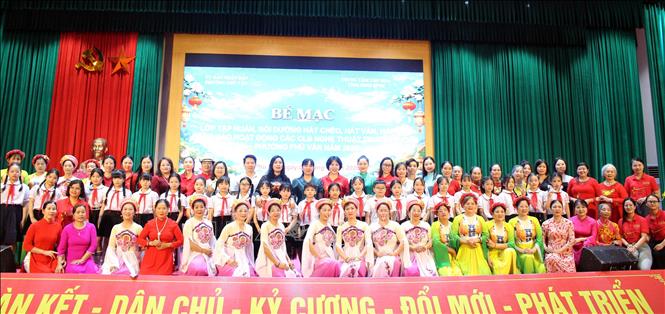 Các giảng viên chụp ảnh lưu niệm cùng học viên. Ảnh: Nguyễn Chinh - TTXVN