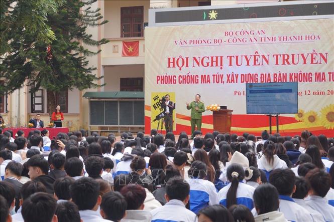 Phòng Cảnh sát Cảnh sát điều tra tội phạm về ma túy (Công an tỉnh Thanh Hóa) tuyên truyền phòng, chống ma tuý tại xã Pù Luông. Ảnh TTXVN phát 