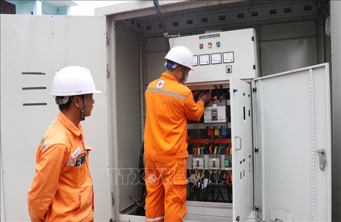 Nhân viên điện lực Hải Dương (Công ty Điện lực Hải Phòng) đang tiến hành kiểm tra, sửa chữa đảm bảo cung ứng điện an toàn, ổn định. Ảnh: Mạnh Tú - TTXVN
