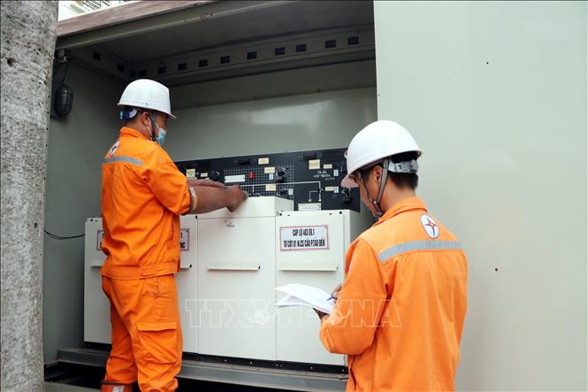 Nhân viên điện lực Hải Dương (Công ty Điện lực Hải Phòng) tiến hành kiểm tra, sửa chữa đảm bảo cung ứng điện an toàn, ổn định. Ảnh: Mạnh Tú - TTXVN
