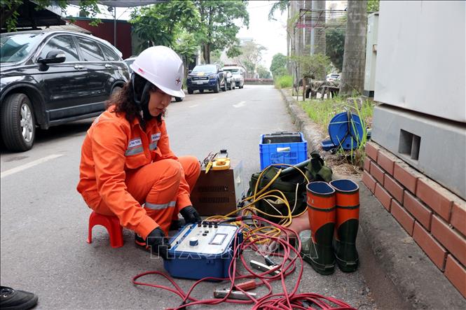 Nhân viên điện lực Hải Dương đang tiến hành kiểm tra, sửa chữa đảm bảo cung ứng điện an toàn, ổn định. Ảnh: Mạnh Tú - TTXVN
