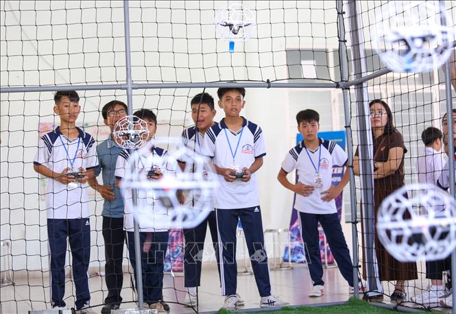 Các hoạt động trải nghiệm góp phần đưa công nghệ đến gần hơn với học sinh Tây Ninh. Ảnh: Giang Phương - TTXVN 
