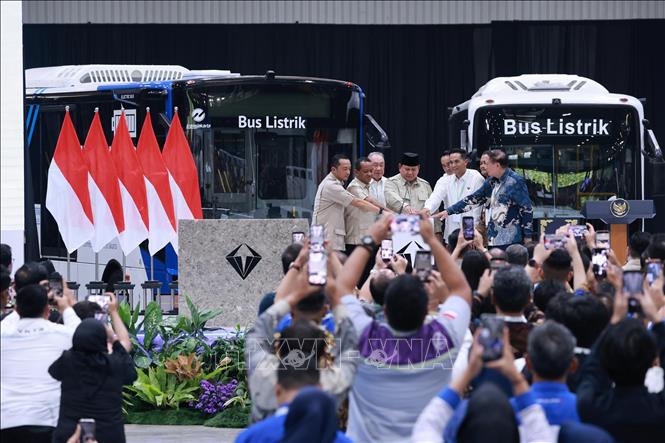 Tổng thống Indonesia Prabowo Subianto cùng các quan chức chính phủ và đại diện phía nhà máy bấm nút khánh thành. Ảnh: Minh Thái - Phóng viên TTXVN tại Indonesia. 