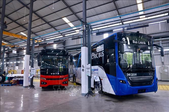 Mẫu xe buýt điện phục vụ hệ thống giao thông công cộng của Indonesia được trưng bày tại nhà máy. Ảnh: Minh Thái - Phóng viên TTXVN tại Indonesia