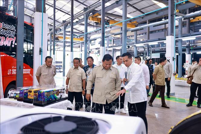 Tổng thống Indonesia cùng các đại biểu tham quan nhà máy. Ảnh: Minh Thái - Phóng viên TTXVN tại Indonesia