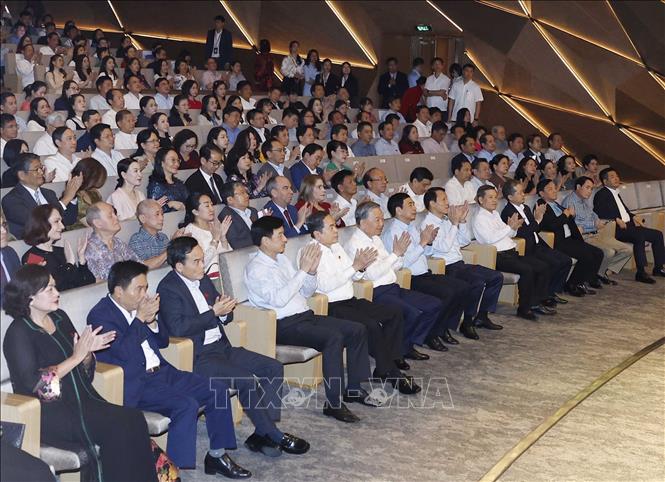 Tổng Bí thư, Chủ tịch nước Tô Lâm, Chủ tịch Quốc hội Trần Thanh Mẫn cùng các đồng chí lãnh đạo Đảng, Nhà nước dự Chương trình nghệ thuật 