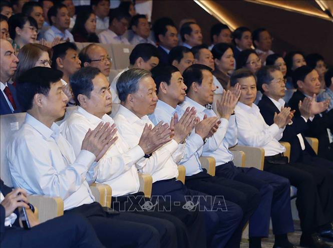 Tổng Bí thư, Chủ tịch nước Tô Lâm, Chủ tịch Quốc hội Trần Thanh Mẫn cùng các đồng chí lãnh đạo Đảng, Nhà nước dự Chương trình nghệ thuật 