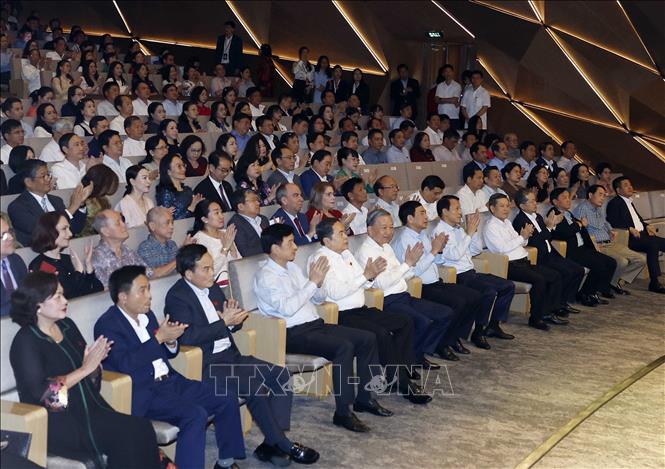 Tổng Bí thư, Chủ tịch nước Tô Lâm, Chủ tịch Quốc hội Trần Thanh Mẫn cùng các đồng chí lãnh đạo Đảng, Nhà nước dự Chương trình nghệ thuật 