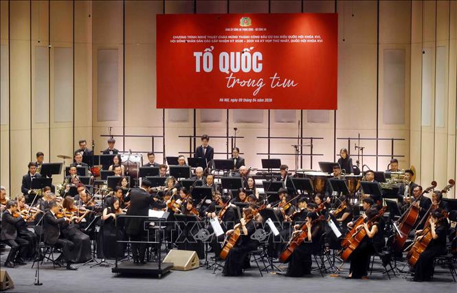 Dàn nhạc Giao hưởng Hà Nội biểu diễn dưới sự chỉ huy của nhạc trưởng Trần Nhật Minh tại Chương trình nghệ thuật 