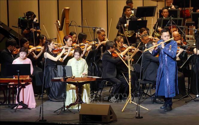 Chương trình có sự kết hợp giữa các nghệ sĩ tên tuổi như NSƯT Bùi Lệ Chi (đàn bầu), NSƯT Nguyễn Hoàng Anh (Sáo); Lê Thị Ngọc Hà (Tam Thập lục),... và Dàn nhạc giao hưởng Hà Nội. Ảnh: Phạm Kiên - TTXVN