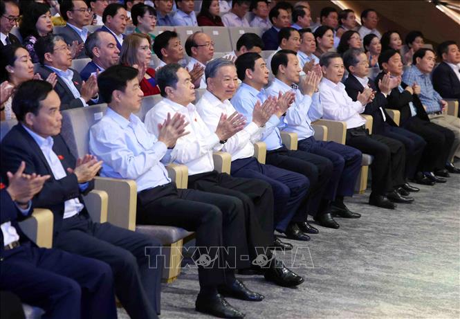 Tổng Bí thư, Chủ tịch nước Tô Lâm và Chủ tịch Quốc hội Trần Thanh Mẫn cùng các đồng chí lãnh đạo Đảng, Nhà nước dự Chương trình nghệ thuật 