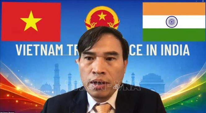 Tham tán Thương mại Việt Nam tại Ấn Độ Bùi Trung Thướng phát biểu khai mạc hội thảo trực tuyến. Ảnh: Ngọc Thúy - P/v TTXVN tại New Delhi