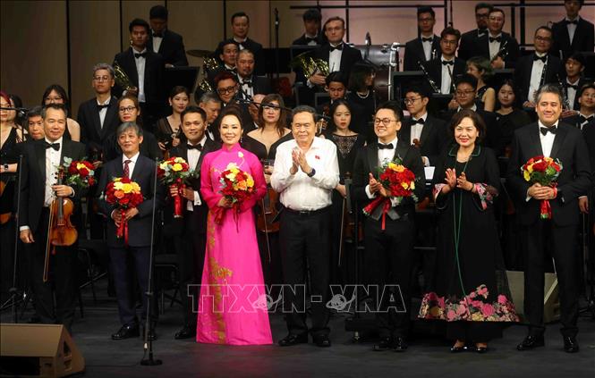 Chủ tịch Quốc hội Trần Thanh Mẫn và Phó Chủ tịch Quốc hội Nguyễn Thị Hồng tặng hoa các nghệ sĩ biểu diễn tại chương trình. Ảnh: Phạm Kiên - TTXVN