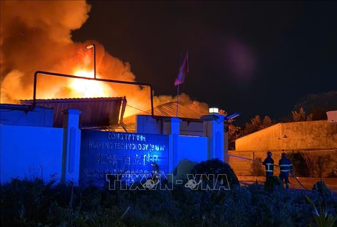 Lực lượng chức năng triển khai các biện pháp khống chế vụ cháy xảy ra tại một cơ sở sản xuất sơn trên địa bàn xã Long Nguyên, Thành phố Hồ Chí Minh. Ảnh: TTXVN phát