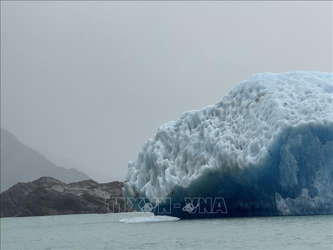Sông băng chỉ có thể tiếp cận bằng đường thủy và cũng không thể tới quá gần do liên tục bị sụt lở do sự tình trạng nóng lên của Trái đất. Ảnh: Diệu Hương - PV TTXVN tại Argentina 
