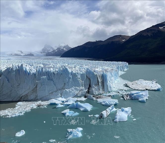 Khối băng dài khoảng 30 km, nổi bật với hiện tượng vỡ băng ngoạn mục. Ảnh: Diệu Hương - PV TTXVN tại Argentina 
