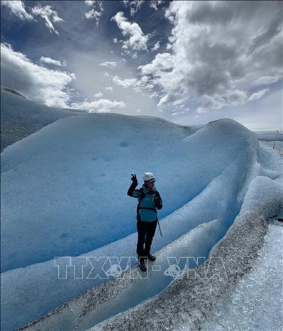 Đi bộ trên sông băng Perito Moreno. Ảnh: Diệu Hương - PV TTXVN tại Argentina 