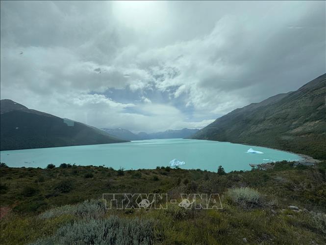 Với diện tích khoảng 1.466 km², hồ Argentino (nhìn từ xa) là hồ nước ngọt lớn nhất Argentina, nằm ở vùng Patagonia hùng vĩ, thuộc tỉnh Santa Cruz. Ảnh: Diệu Hương - PV TTXVN tại Argentina 