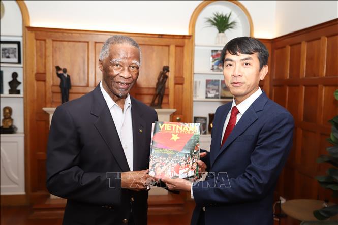 Đại sứ Hoàng Sỹ Cường gửi tặng cựu Tổng thống Nam Phi một số ấn phẩm Báo ảnh Việt Nam của TTXVN, giới thiệu hình ảnh đất nước, con người Việt Nam. Ảnh: Hồng Minh - PV TTXVN tại Nam Phi