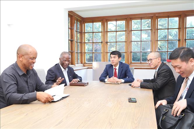 Đoàn cán bộ Đại sứ quán Việt Nam tại Nam Phi do Đại sứ Hoàng Sỹ Cường dẫn đầu đã đến thăm cựu Tổng thống Cộng hòa Nam Phi Thabo Mbeki và có cuộc trao đổi thân mật với cựu Tổng thống và một số lãnh đạo của Quỹ Thabo Mbeki. Ảnh: Hồng Minh - PV TTXVN tại Nam Phi