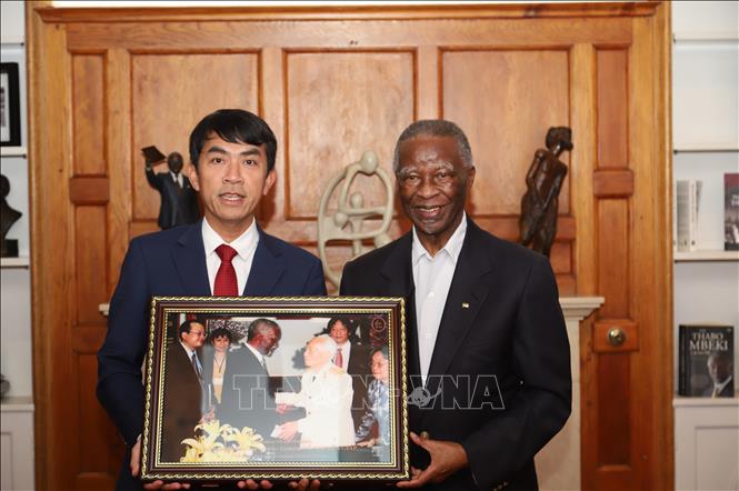 Cựu Tổng thống Nam Phi Thabo Mbeki nhận món quà kỷ niệm là bức tranh làm bằng gốm ghi lại hình ảnh cựu Tổng thống gặp gỡ thân mật Đại tướng Võ Nguyên Giáp tại nhà riêng ở Hà Nội, trong dịp Tổng thống thăm chính thức Việt Nam vào tháng 5/2007. Ảnh: Hồng Minh - PV TTXVN tại Nam Phi