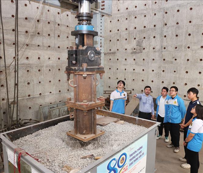 Trong nhiều năm qua, Trường Đại học Giao thông vận tải nói chung cũng như khoa Công trình nói riêng liên tục được đầu tư về trang thiết bị, phòng thí nghiệm. Với cách làm như vậy, sinh viên được tiếp cận với một phần của thực tế ngay trong nhà trường. Để khi ra công trường, các em không bỡ ngỡ và sẵn sàng vào việc. Ảnh: Thanh Tùng – TTXVN
