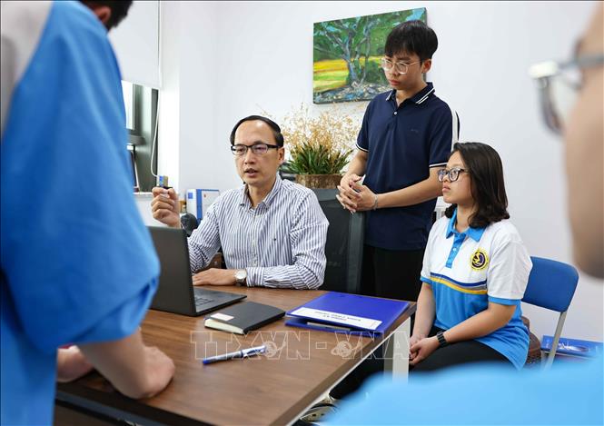 GS.TS Bùi Tiến Thành, Trưởng khoa Công trình (Trường Đại học Giao thông vận tải) kỳ vọng, lứa sinh viên mà khoa đào tạo nói riêng cũng như của nhà trường nói chung sẽ là một trong những mắt xích quan trọng trong các dự án đường sắt tốc độ cao trong tương lai. Ảnh: Thanh Tùng – TTXVN
