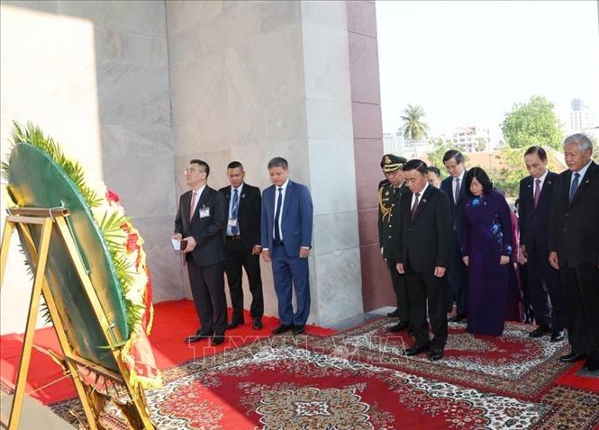 Thường trực Ban Bí thư Trần Cẩm Tú cùng Đoàn đại biểu cấp cao Việt Nam đặt hoa tại Đài Độc lập ở Phnom Penh. Ảnh: Phương Hoa - TTXVN
