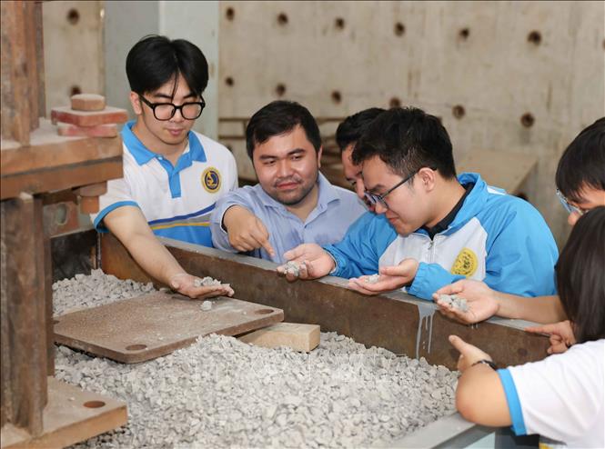 Sinh viên khoa Công trình tìm hiểu, nắm bắt kỹ thuật trong phòng thí nghiệm của trường. Ảnh: Thanh Tùng -  TTXVN 