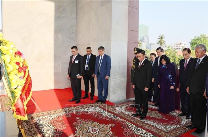 Thường trực Ban Bí thư Trần Cẩm Tú cùng Đoàn đại biểu cấp cao Việt Nam đặt hoa tại Đài Độc lập ở Phnom Penh. Ảnh: Phương Hoa - TTXVN
