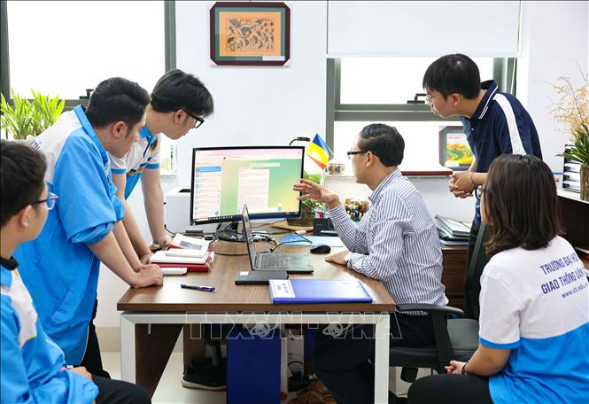 Khoa Công trình có Chat bot để cho học sinh hỏi về tuyển sinh. Các học sinh khi tiếp cận sẽ được kết nối với cơ sở dữ liệu của Nhà trường, các bài báo, đề tài nguyên cứu... Từ đó các em có những hình dung đầy đủ về ngành học mà mình quan tâm. Ảnh: Thanh Tùng – TTXVN