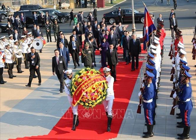 Thường trực Ban Bí thư Trần Cẩm Tú cùng Đoàn đại biểu cấp cao Việt Nam đặt hoa tại Đài Độc lập ở Phnom Penh. Ảnh: Phương Hoa - TTXVN
