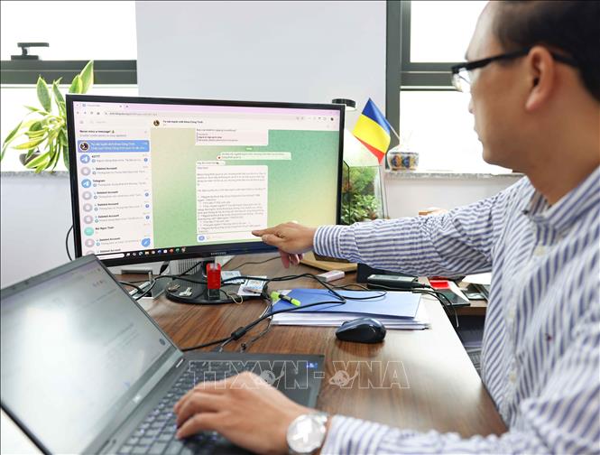 Khoa Công trình có Chat bot để cho học sinh hỏi về tuyển sinh. Các học sinh khi tiếp cận sẽ được kết nối với cơ sở dữ liệu của Nhà trường, các bài báo, đề tài nguyên cứu... Từ đó các em có những hình dung đầy đủ về ngành học mà mình quan tâm. Ảnh: Thanh Tùng – TTXVN