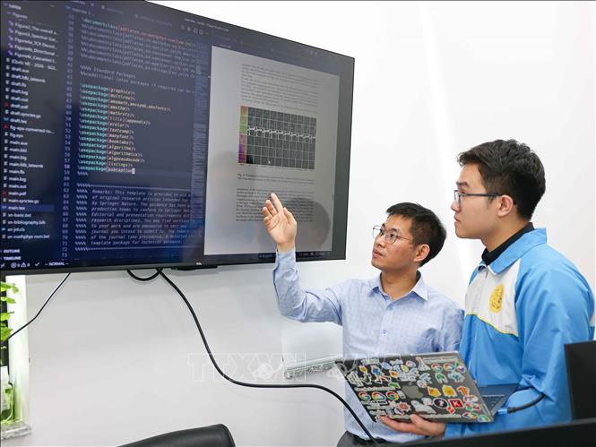 Theo tinh thần Nghị quyết 57 của Bộ Chính trị, Việt Nam đang chú trọng phát triển các ngành khoa học công nghệ, các ngành kỹ thuật mũi nhọn, trong đó có “đường sắt tốc độ cao”. Để phát triển bền vững không chỉ cần công nghệ cao mà còn cần hệ sinh thái nhân lực đồng bộ với đội ngũ nghiên cứu, thiết kế, sản xuất, vận hành và bảo trì. Ảnh: Thanh Tùng – TTXVN
