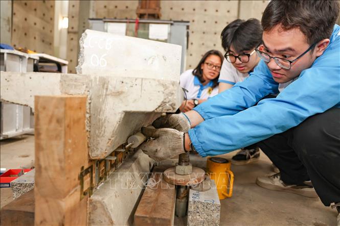 Khoa Công trình thực hiện chặt chẽ 3 trụ cột: Lý thuyết, thực tế và ứng dụng công nghệ với thành tựu của chuyển đổi số để sinh viên được tiếp cận chương trình học một cách tối ưu nhất. Ảnh: Thanh Tùng – TTXVN