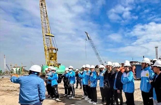 Với ngành đường sắt, trang bị kiến thức đang theo hướng gắn kết chặt chẽ giữa lý thuyết và thực tế. Ngay từ năm thứ nhất, sinh viên học nhập môn ngành và ra công trường để tiếp xúc với thực tế; Qua đó, khơi gợi sự tò mò, thấm nhuần được triết lý giáo dục của ngành học và định hướng cho bản thân. Ảnh: TTXVN phát
