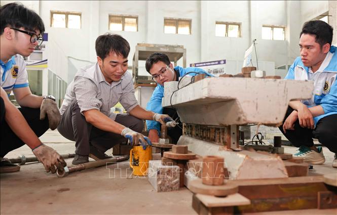 Theo tinh thần Nghị quyết 57 của Bộ Chính trị, Việt Nam đang chú trọng phát triển các ngành khoa học công nghệ, các ngành kỹ thuật mũi nhọn, trong đó có “đường sắt tốc độ cao”. Để phát triển bền vững không chỉ cần công nghệ cao mà còn cần hệ sinh thái nhân lực đồng bộ với đội ngũ nghiên cứu, thiết kế, sản xuất, vận hành và bảo trì. Ảnh: Thanh Tùng – TTXVN
