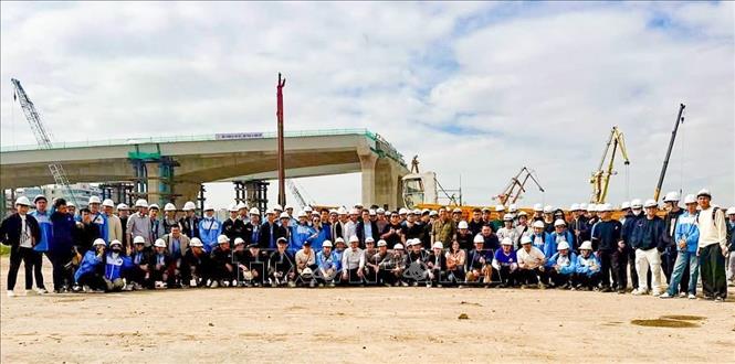 Khoa Công trình thường xuyên gửi sinh viên tới các doanh nghiệp để các em hiểu bài toán thực tế. “Cũng là việc dựng cầu vượt qua sông trên giấy” nhưng khi tiếp cận với thực tế các em phải có phương án bằng cách ứng dụng công nghệ. Ảnh: TTXVN phát
