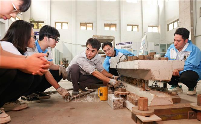 Với mục tiêu tăng trưởng hai con số, Việt Nam rất cần nhiều nguồn lực. Khi đó, người học chọn ngành nghề không phải hiện tại cần gì mà tương lai cần gì. Các em cần chọn cơ sở đào tạo nào để bản thân tiếp cận với nền tảng kiến thức vững chắc, là cơ sở để các em tiếp cận công việc tốt. Ảnh: Thanh Tùng – TTXVN