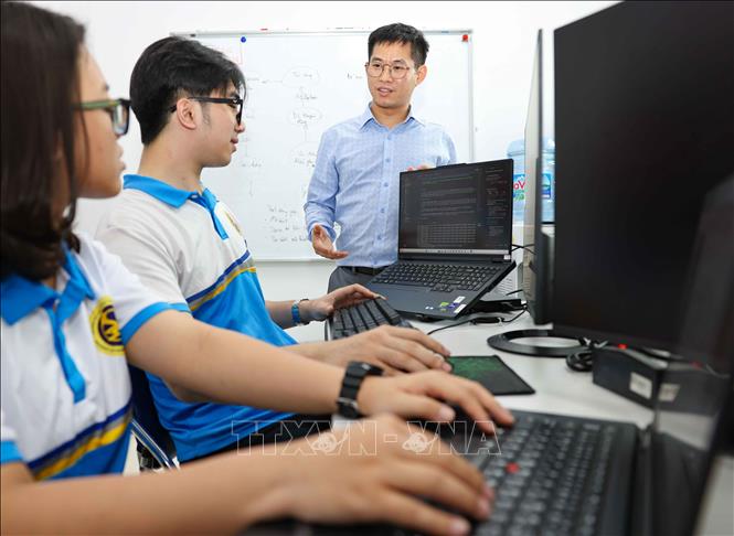 Từ đội ngũ giảng viên được đào tạo bài bản từ các nước trên thế giới, cùng việc đổi mới chương trình đào tạo gắn với thực tiễn; tổ chức đào tạo thực tế giữa trong và ngoài nước, khoa Công trình đã truyền cho sinh viên sự tự tin về ngành học, tạo nền tảng để các em làm việc ngay khi ra trường. Ảnh: Thanh Tùng – TTXVN