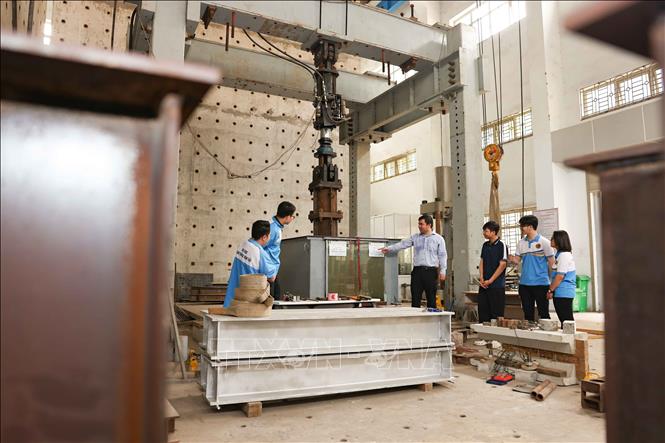 Theo tinh thần Nghị quyết 57 của Bộ Chính trị, Việt Nam đang chú trọng phát triển các ngành khoa học công nghệ, các ngành kỹ thuật mũi nhọn, trong đó có “đường sắt tốc độ cao”. Để phát triển bền vững không chỉ cần công nghệ cao mà còn cần hệ sinh thái nhân lực đồng bộ với đội ngũ nghiên cứu, thiết kế, sản xuất, vận hành và bảo trì. Ảnh: Thanh Tùng – TTXVN
