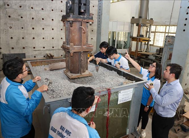 Khoa Công trình thực hiện chặt chẽ 3 trụ cột: Lý thuyết, thực tế và ứng dụng công nghệ với thành tựu của chuyển đổi số để sinh viên được tiếp cận chương trình học một cách tối ưu nhất. Ảnh: Thanh Tùng – TTXVN